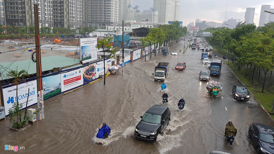 Nhiều tuyến đường Sài Gòn ngập nặng, xe chết máy hàng loạt Nhiều tuyến đường Sài Gòn ngập nặng, xe chết máy hàng loạt
